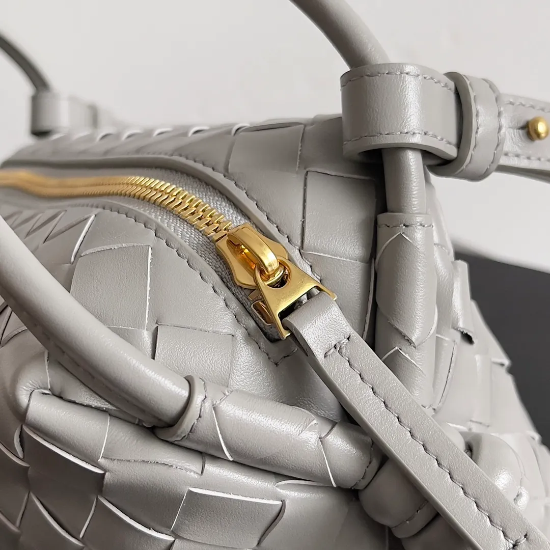 Batch 1360 BOTTEGA VENETA 2024 new loop is here! ! Many girls who like BV have owned the Loop bag. It has a simple appearance, classic weaving, and a compact and lightweight bag shape. This innovation continues the "camera bag" shape. Unlike the traditional Loop bag, which can only be worn as a crossbody bag, this innovation It can be carried by hand or cross-body, satisfying both the concave shape and daily needs. The oversized buckle can be folded and used as a handle. The sultry heat in summer ☀️ usually reduces people's desires. Having a lightweight bag will greatly enhance the happiness of traveling🫧 Style number: 796615 Size: 19*12*9cm